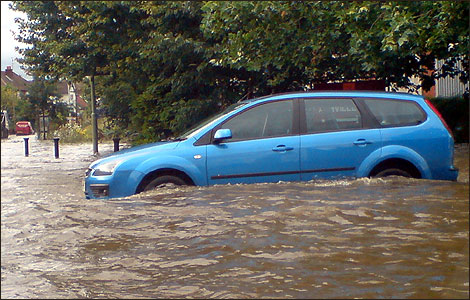 Berkendara melintasi banjir