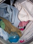 Membersihkan kotoran kerah baju 