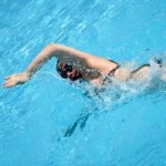 Tips Melindungi Rambut saat Berenang Tips Melindungi Rambut saat Berenang